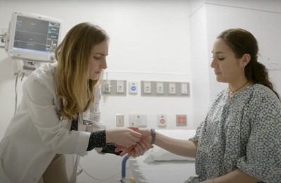 Кодирование Аквилонг в Вязьме Врач держит пациентку за руку